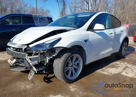 2023 Tesla Model Y Awd/Long Range Dual Motor All-Wheel Drive z USA, uszkodzony, nr VIN 7SAYGDEEXPF756458